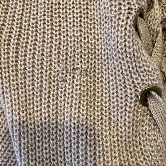 Debut size M lace up sleeve sweater. - Picture 6 of 7